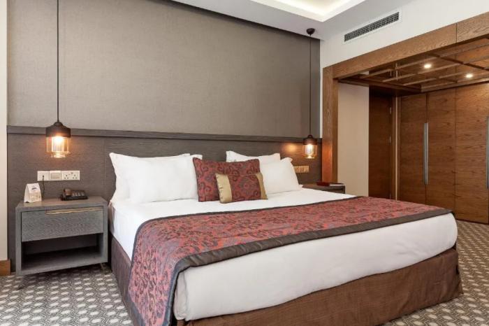 Salamis Bay Conti Resort Hotel & Casino Gazimağusa Oda fotoğraf A bedroom at the hotel