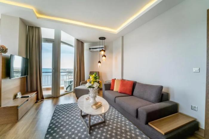 Salamis Bay Conti Resort Hotel & Casino Gazimağusa Oda fotoğraf A living room in a modern apartment