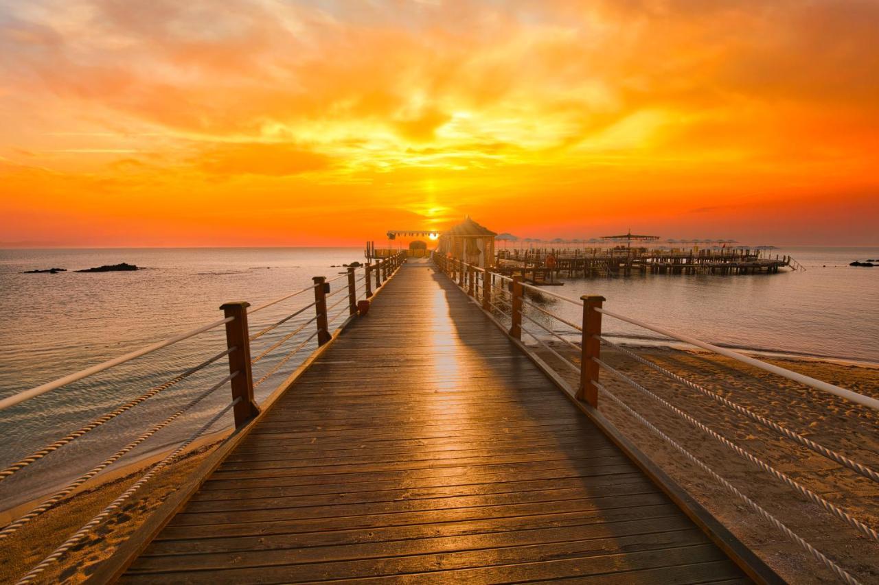 Salamis Bay Conti Resort Hotel & Casino Gazimağusa Dış mekan fotoğraf Sunset at the pier