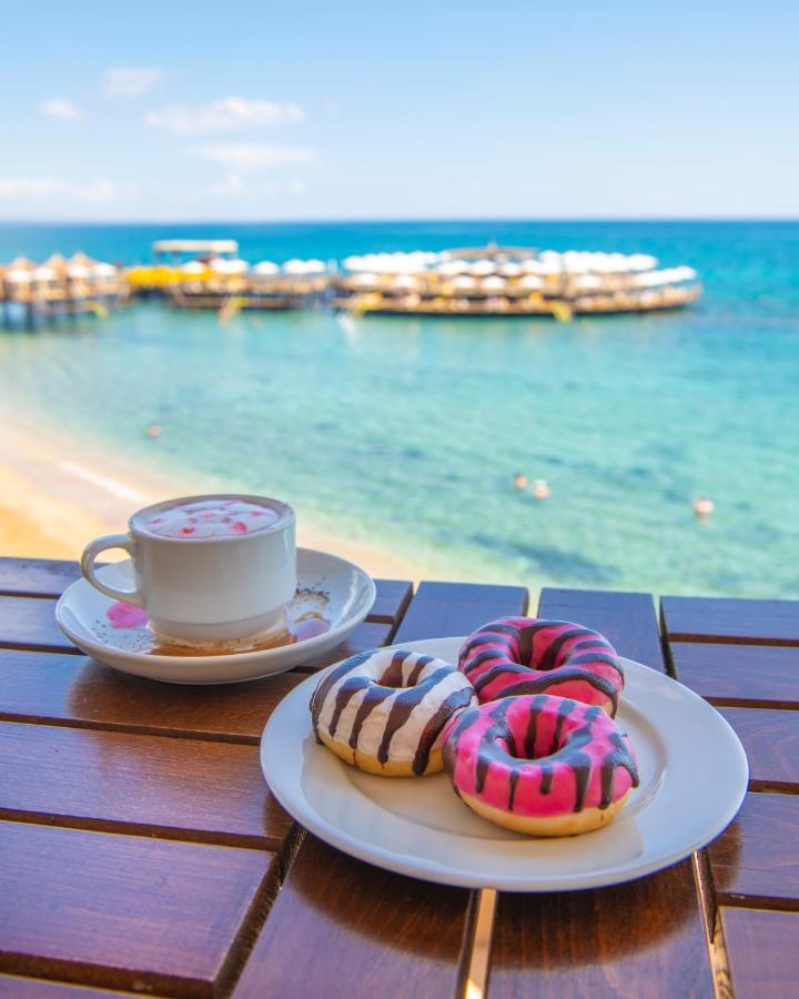 Salamis Bay Conti Resort Hotel & Casino Gazimağusa Dış mekan fotoğraf A cup of coffee and donuts