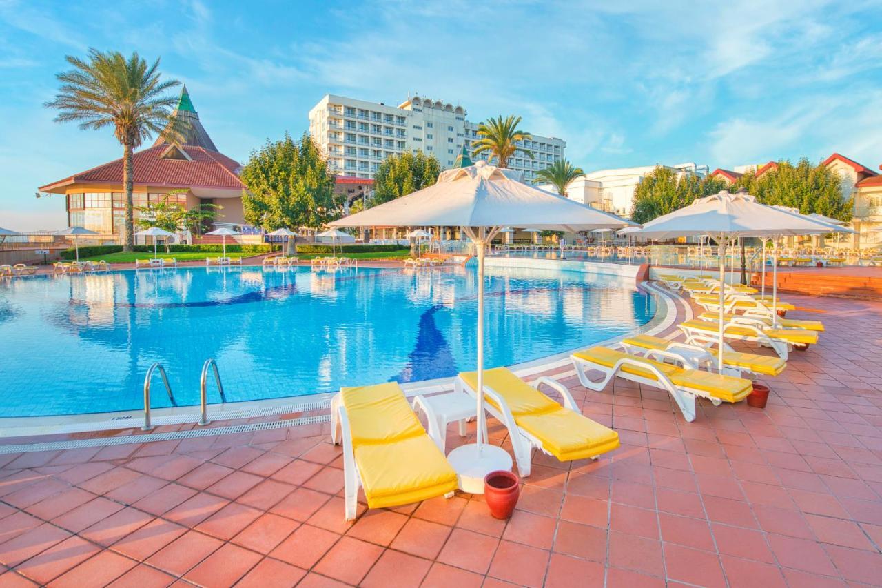 Salamis Bay Conti Resort Hotel & Casino Gazimağusa Dış mekan fotoğraf A pool at a hotel in Turkey