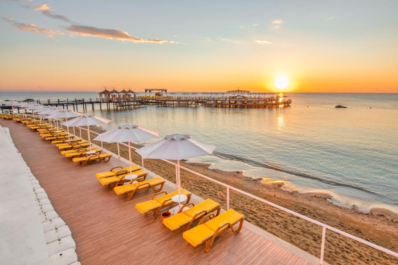 Salamis Bay Conti Resort Hotel & Casino Gazimağusa Dış mekan fotoğraf Sunset at the beach